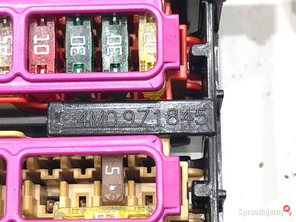 SKRZYNKA BEZPIECZNIKÓW AUDI Q7 4M 4M0971845 SUV