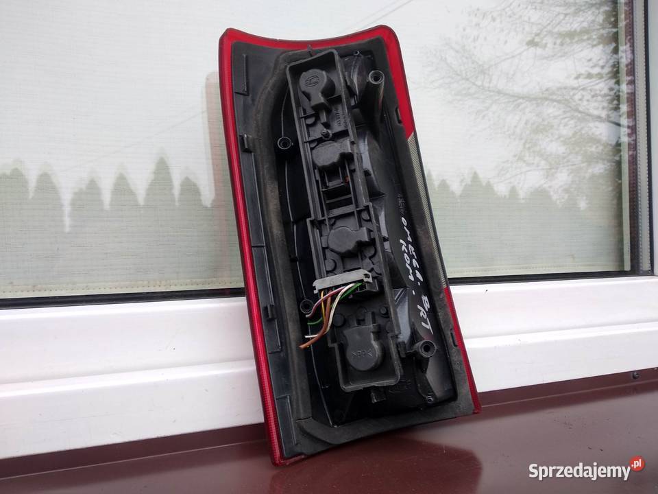 Opel Omega B kombi Caravan lampa tył tylna prawa Sieradz