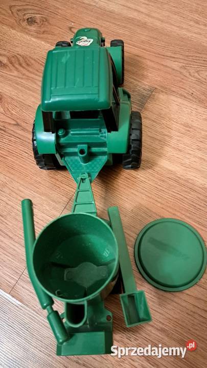 Zielony traktor z odczepianą maszyną Plastik lubuskie Zielona Góra