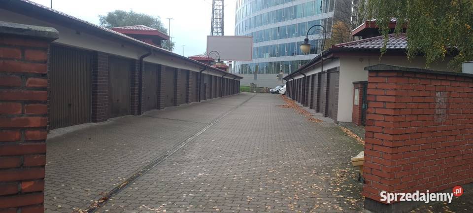 Wolnostojący garaż na wyścigach konnych murowany Warszawa sprzedam