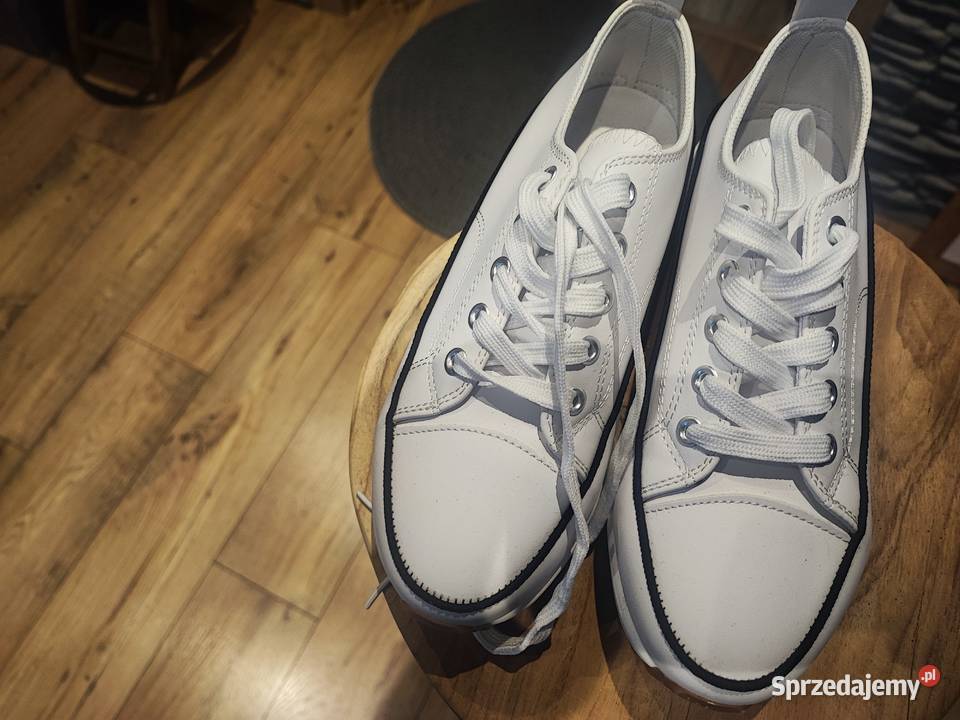 Sprzedam damskie buty sportowe łódzkie Wodzierady