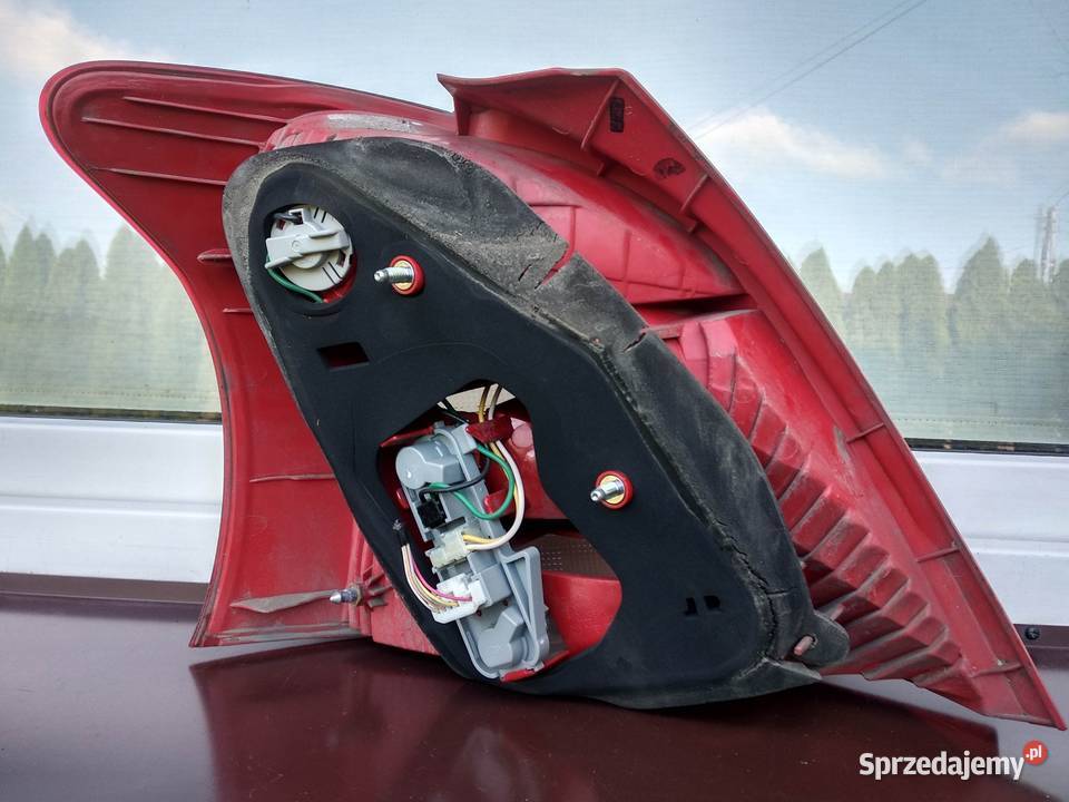 Toyota Yaris II 2 lampa tył tylna prawa wkład Sieradz