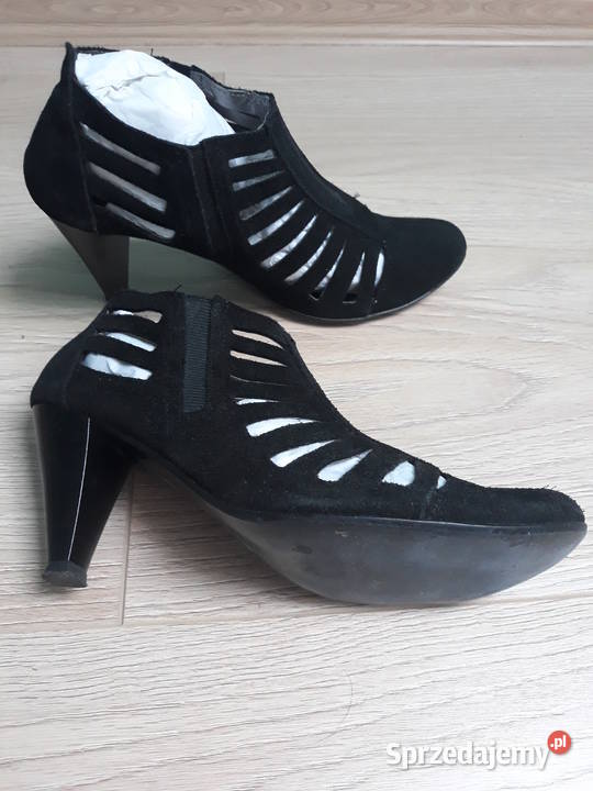 Czarne zamszowe buty na obcasie