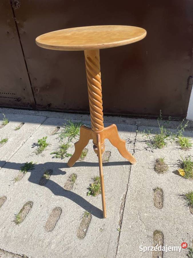 mały drewniany stolik