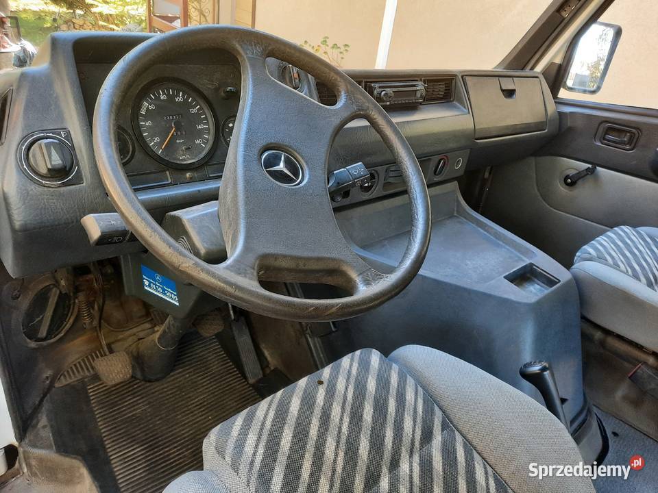 Mercedes MB 100 pszeszklony w trakcie renowacji Piasek