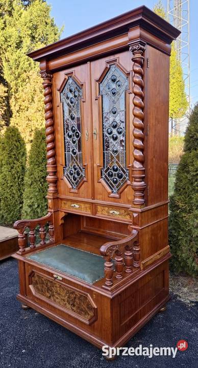 Orzechowa bibliotecza z ławką i pięknym witrażem