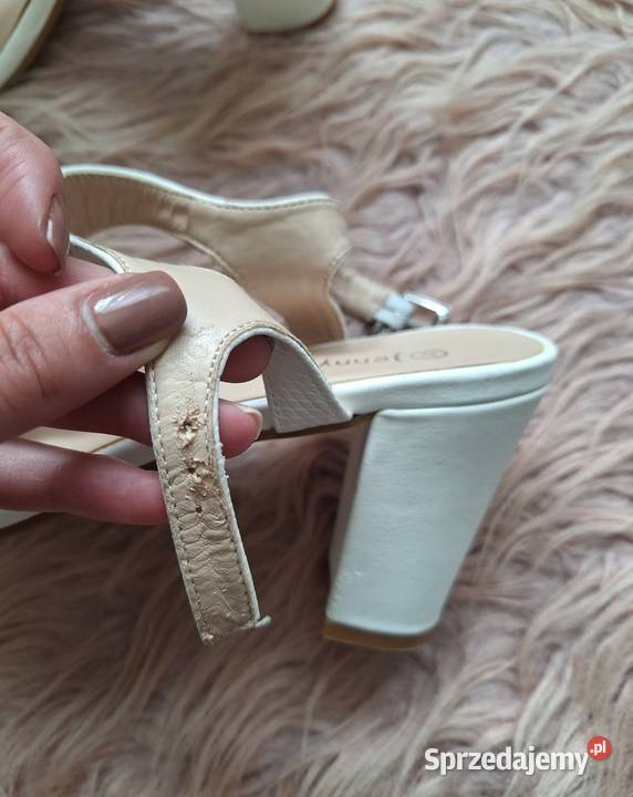 Śliczne białe wężowe sandałki buty na obcasie