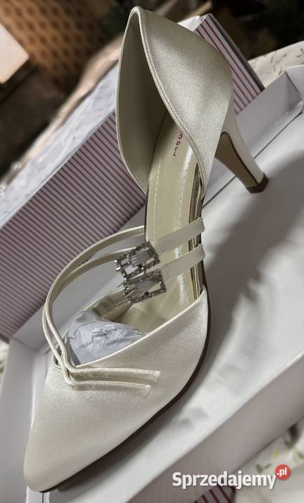 Palety z obuwiem ślubnym 600 par Bielawa