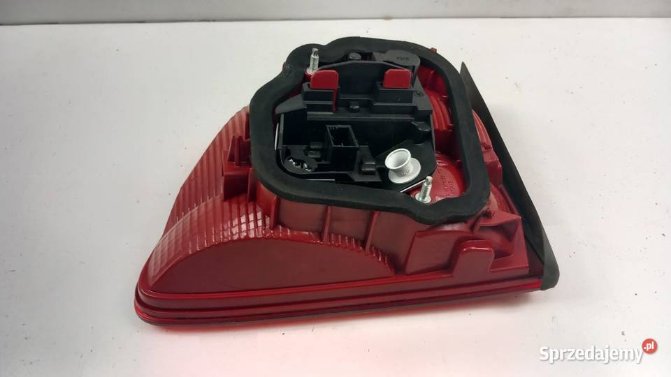 VW TOURAN II VAN LAMPA TYŁ LEWA W KLAPĘ
