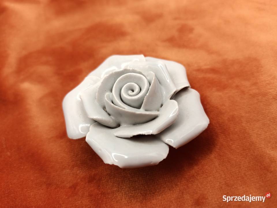 Figurka piękna ceramiczna róża w szarości sprzedam