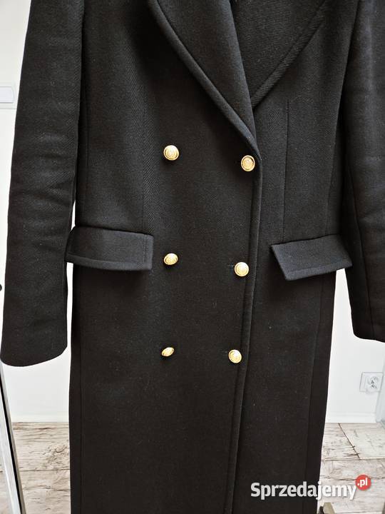 Czarny zimowy wełniany płaszcz ze złotymi Liszki