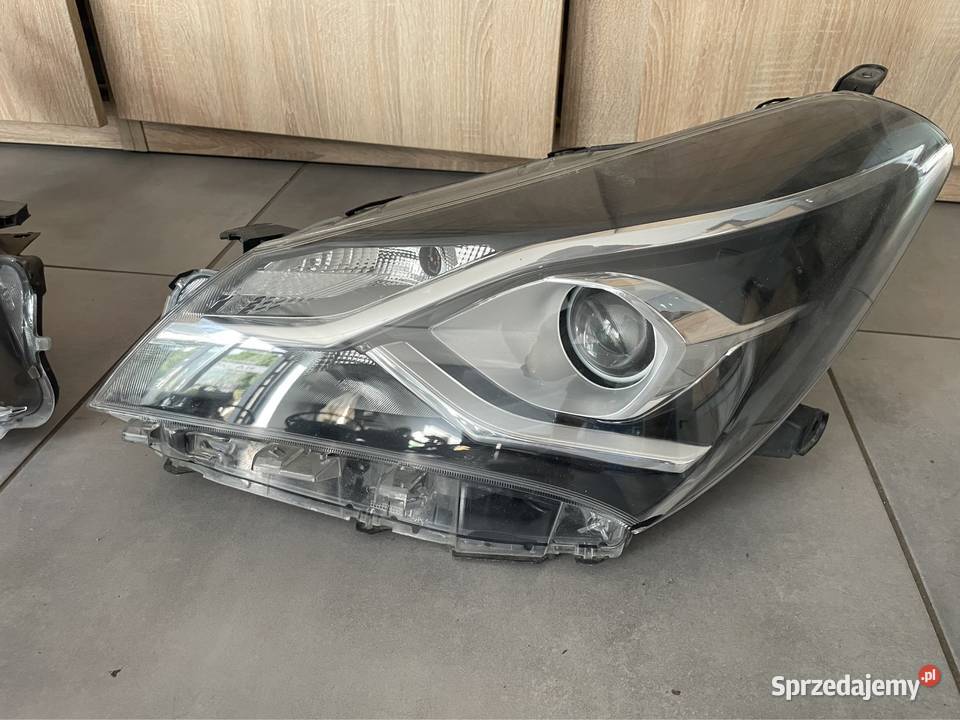 Toyota Yaris III lift reflektor przód kpl lubelskie Kozubszczyzna sprzedam