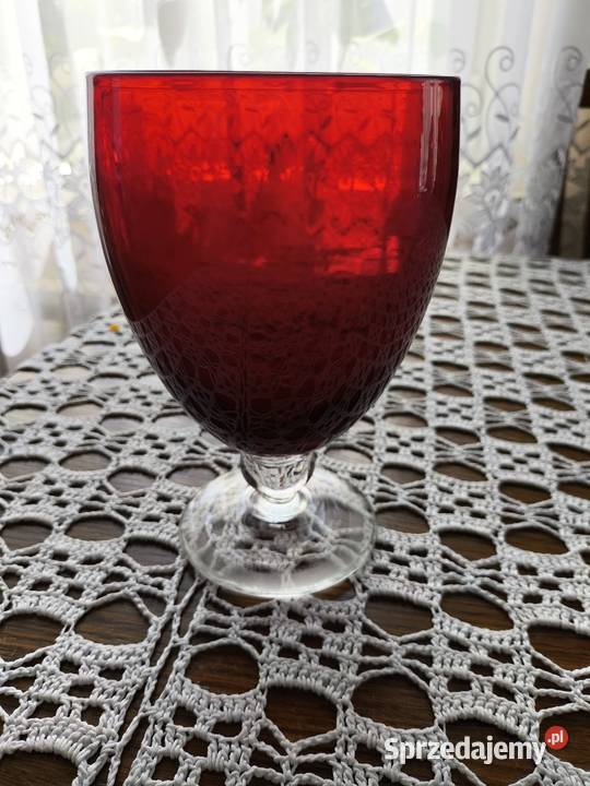 Rubinowy kielich z przezroczystą nóżką Szczytno