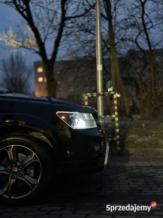 Czarny Dodge Journey 7os BiLed 4x4