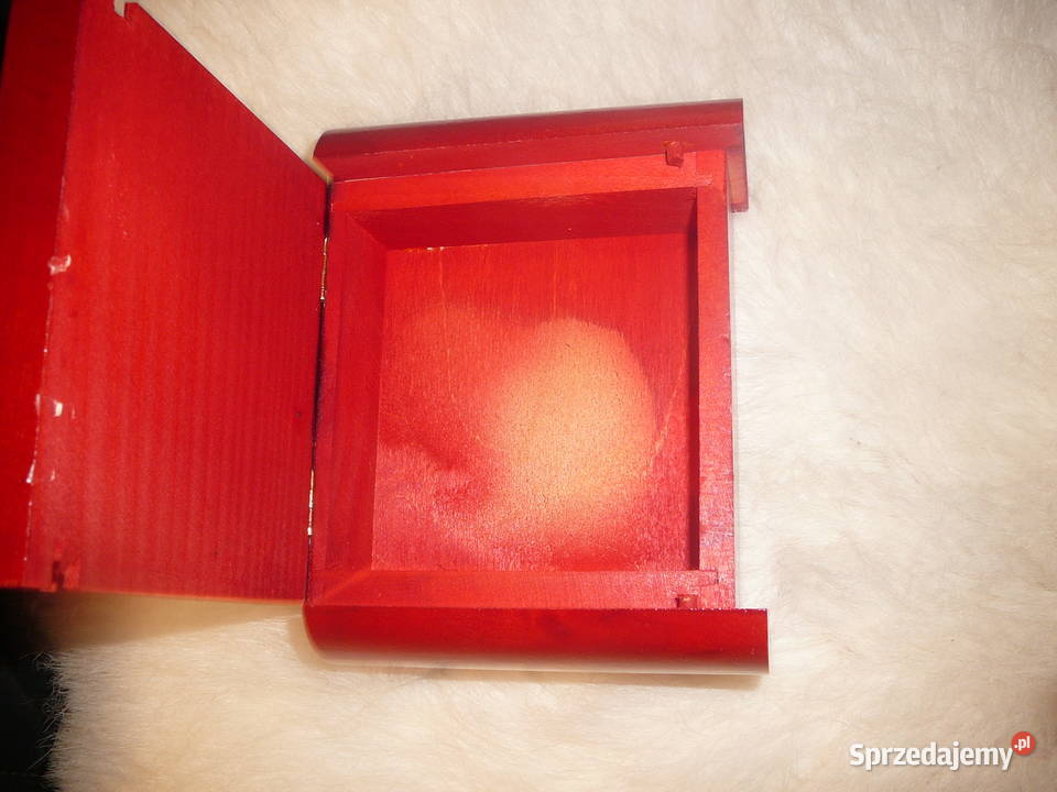 Nowa czerwona kasetka drewniana zamykana Wrocław