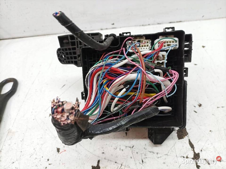 SKRZYNKA BEZPIECZNIKÓW 12 B 80 Mitsubishi Space świętokrzyskie