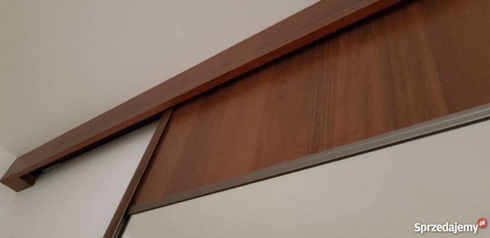 Zabudowa przedpokoju drzwi przesuwane z lustrem