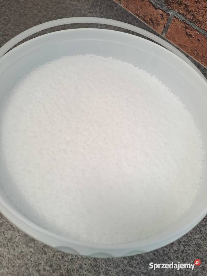 Nawóz na trawę tuje krzewy warzywa mocznik Puszcza Mariańska