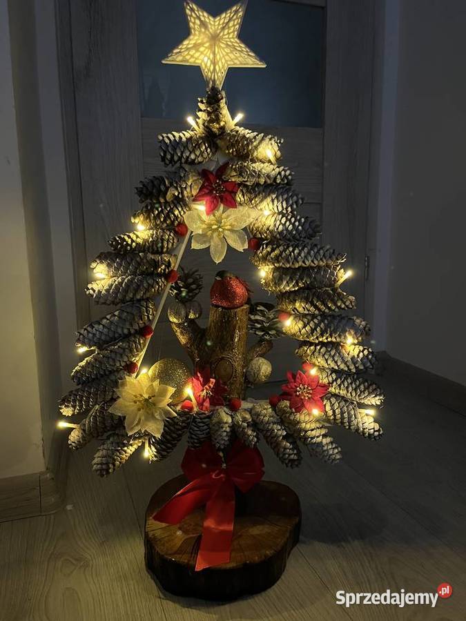 Choinka na pniu drzewa ozdobiona szyszkami Krosno