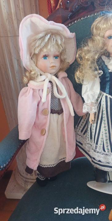 Lalka z kokardą we włosach i krzyżykiem Lalka Gdańsk