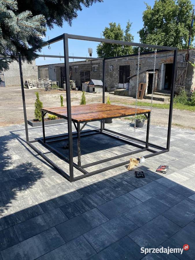 Stół ogrodowy z podwieszanymi siedziskami Niedrzew Pierwszy