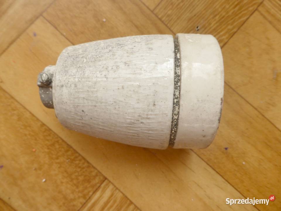 Stara oprawka ceramiczna z czasów PRL Oświetlenie opolskie Głuchołazy
