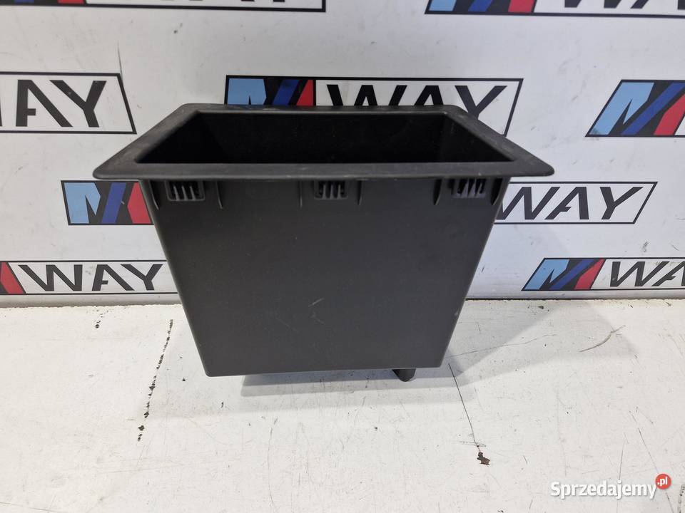 7331419 BMW X1 F48 BOCZEK SCHOWEK WNĘKI