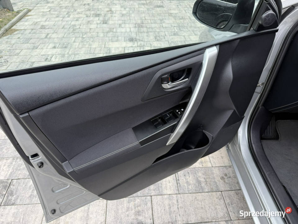 Toyota Auris Hybryda niski przebieg oryginalny 170KM Poznań