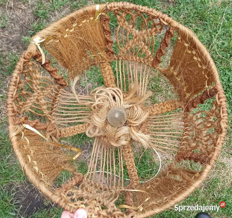 Ozdobna lampa w kształcie stojaka z ażurowym