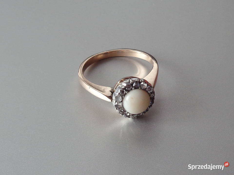 Złoty Pierścionek z Białym Koralem Diamenty 13 Brzeg