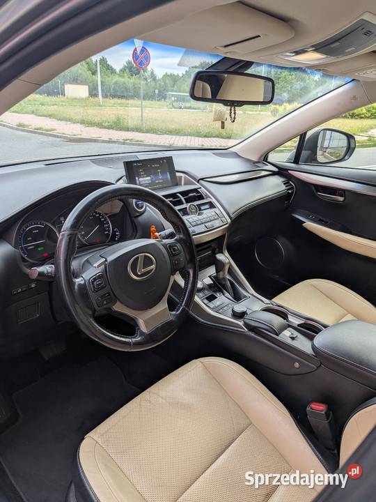 Lexus NX300h 25 Hybrid AWD 2017 179 000 automatyczna