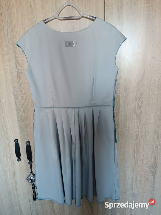 Niebieska sukienka koktajlowa odcięty pas