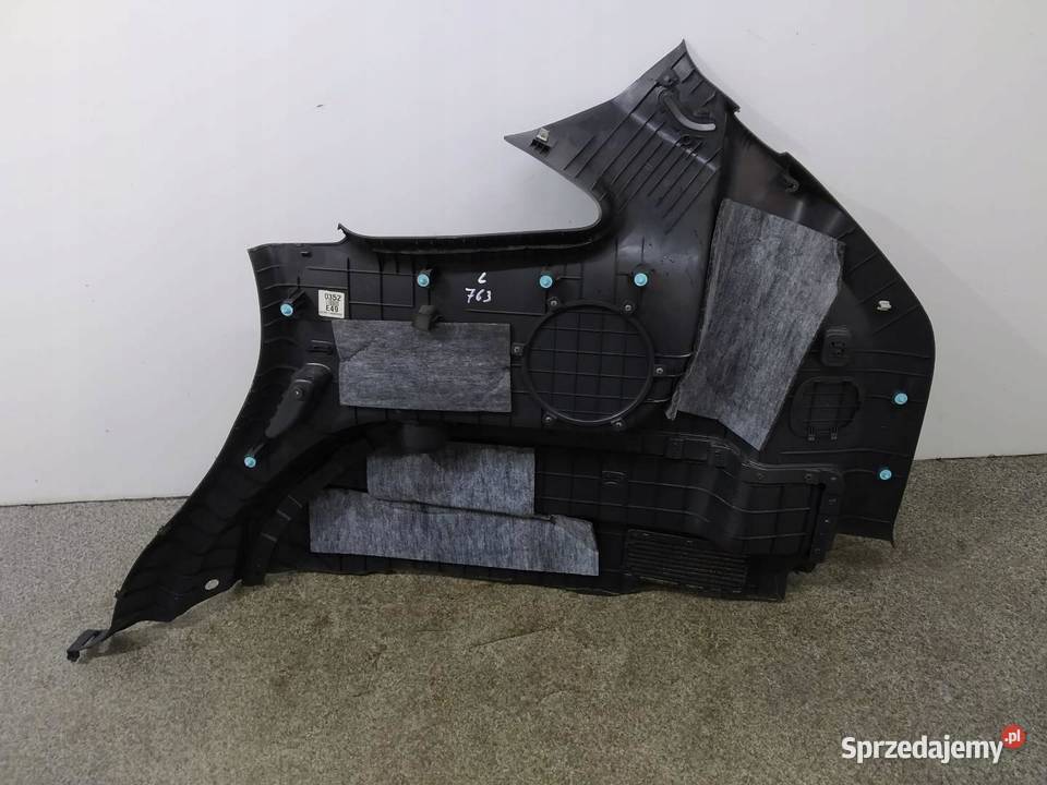 TAPICERKA BOCZEK BAGAŻNIKA LEWY TYŁ 857323J300 Tapicerki samochodowe