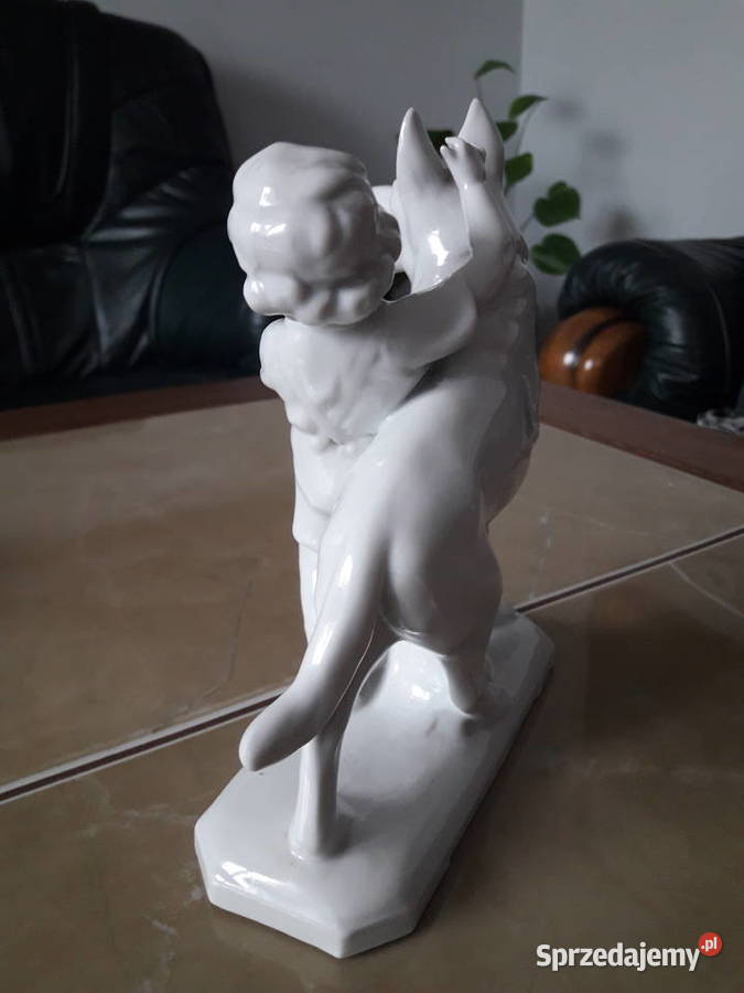 Stara figurka chłopiec z wilczurem Niemcy lata Porcelana i szkło Janów Lubelski sprzedam