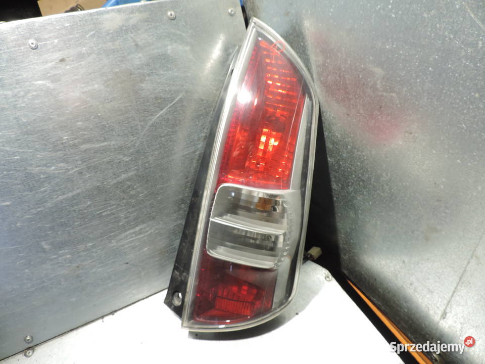 SUBARU JUSTY 4 LAMPA PRAWY TYŁ osobowe