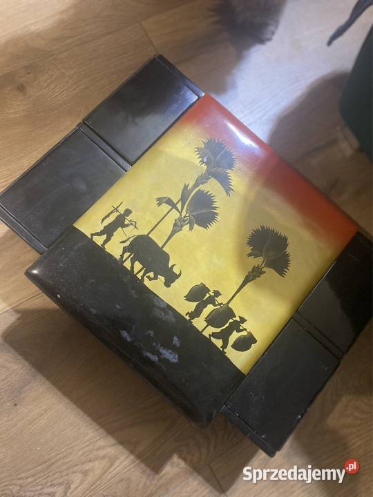 Japońska toaletka lakierowana z lusterkiem