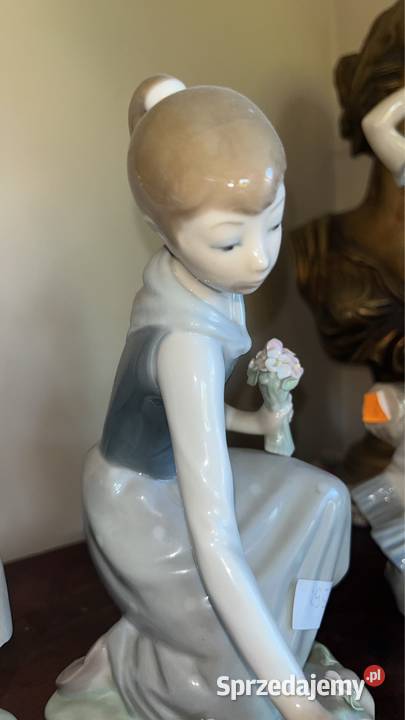 Figurka Dziewczyna zrywająca kwiaty Lladro 1971