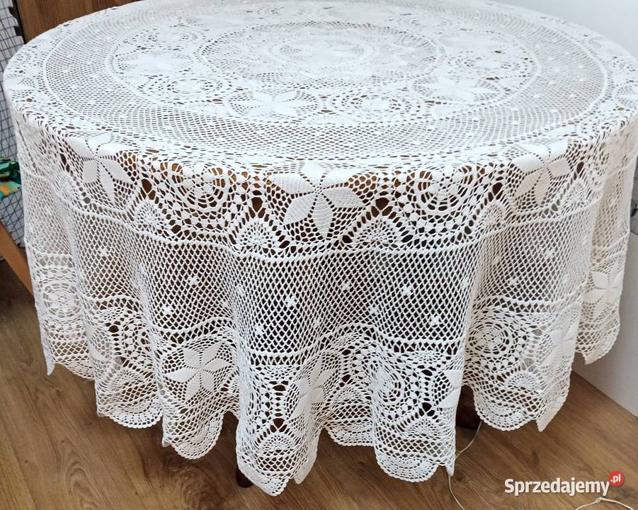 Unikalny świąteczny obrus szydełkowy Płatki