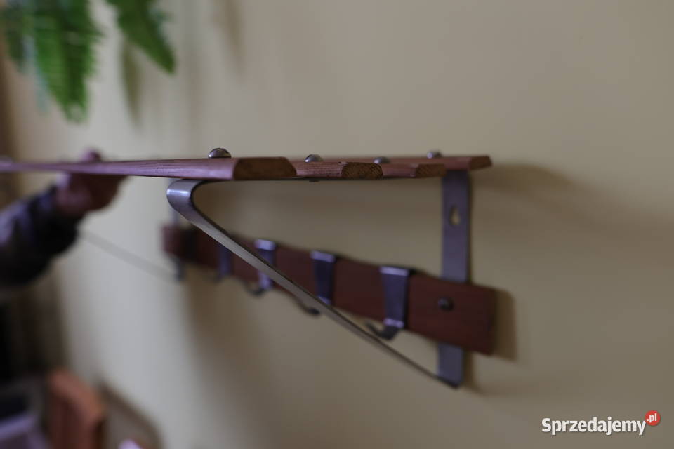 Półka na ścianę z wieszakami drewniane listwy 66 świętokrzyskie