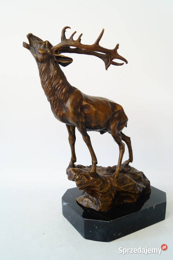 Ryczący jeleń na skale figura z brązu myśliwska
