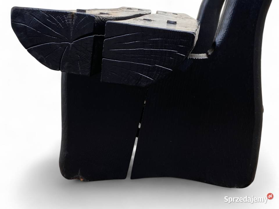 Surowa czarna ławka z litego drewna masywna Budno