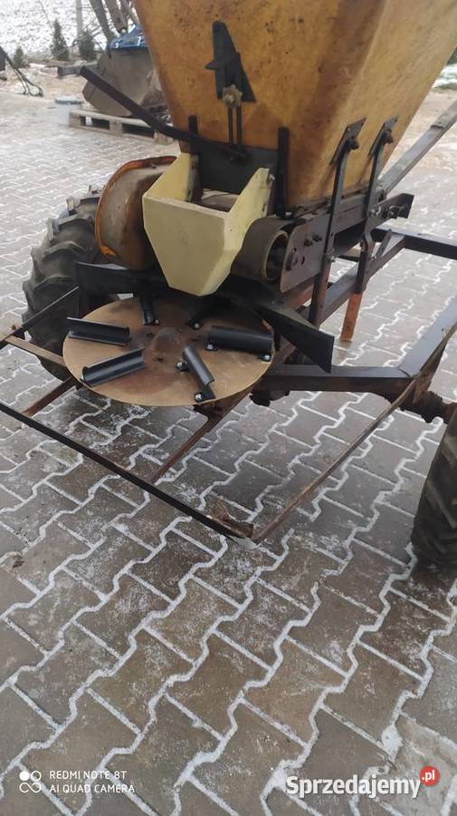 Rozsiewacz wapna nawozów piasku nieuszkodzony Siewniki i sadzarki Bełżyce