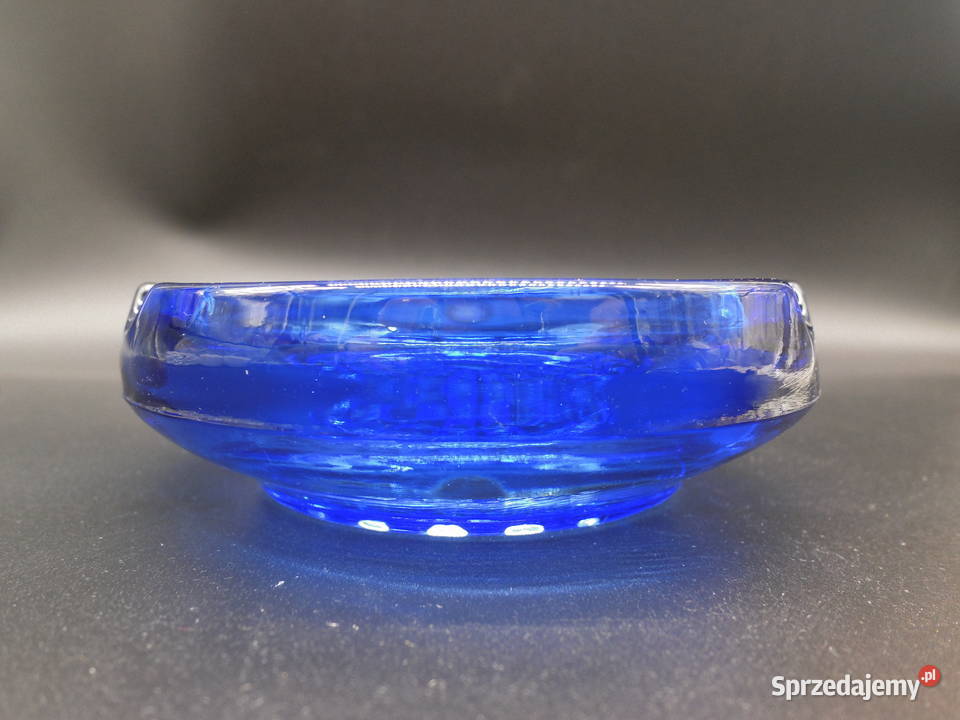 Popielniczka ze szkła kobaltowego lata 70 Raszków