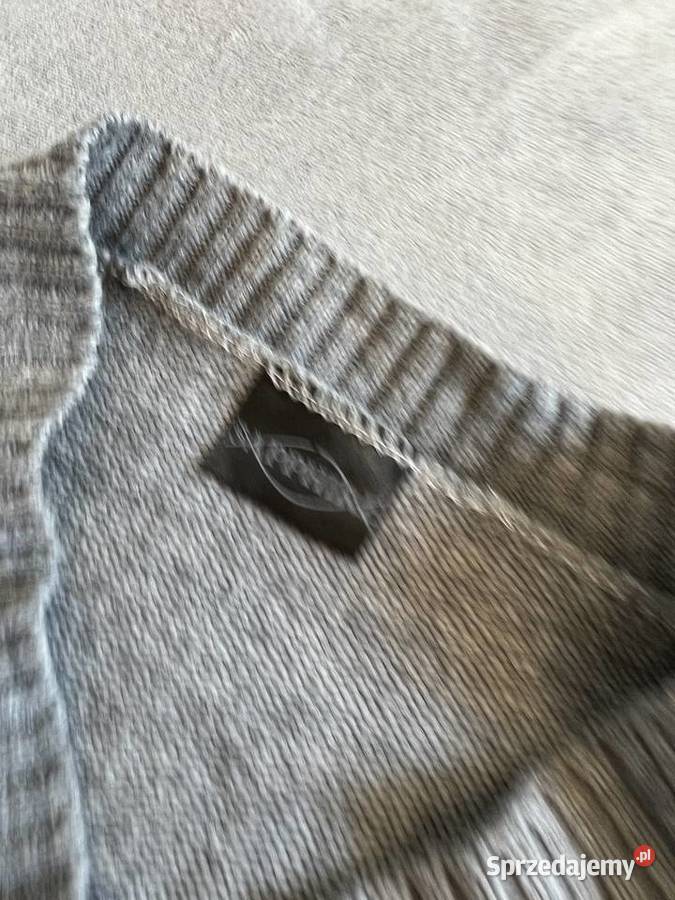 Sweter szary z dekoltem w serek Jasło