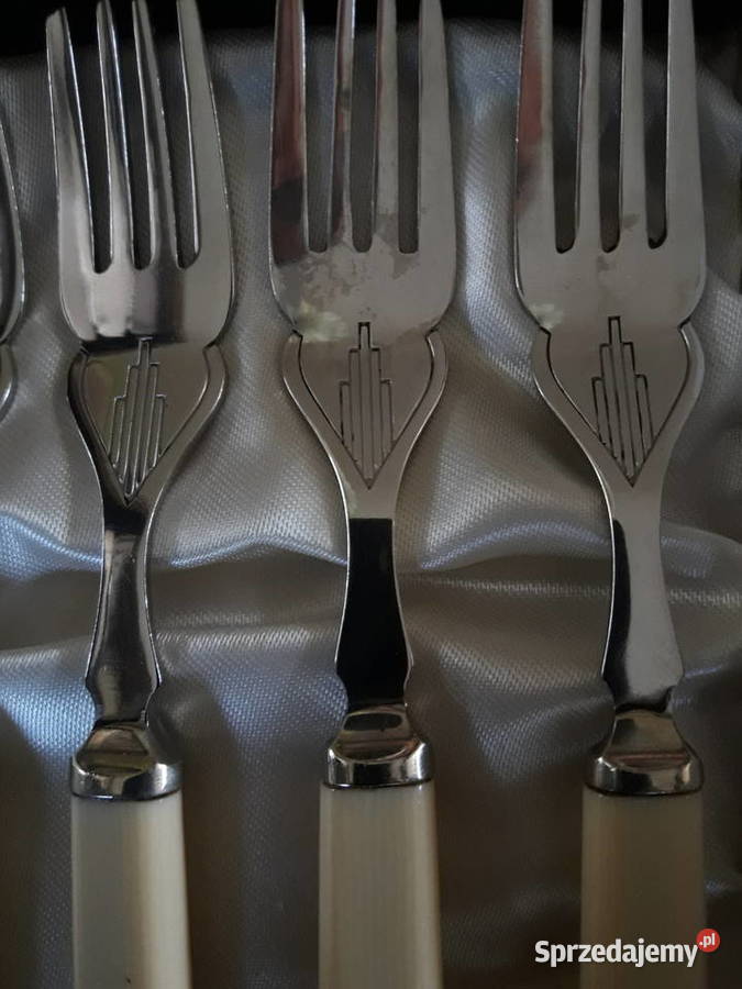 Antyczne sztućce w drewnianej kantynie Anglia