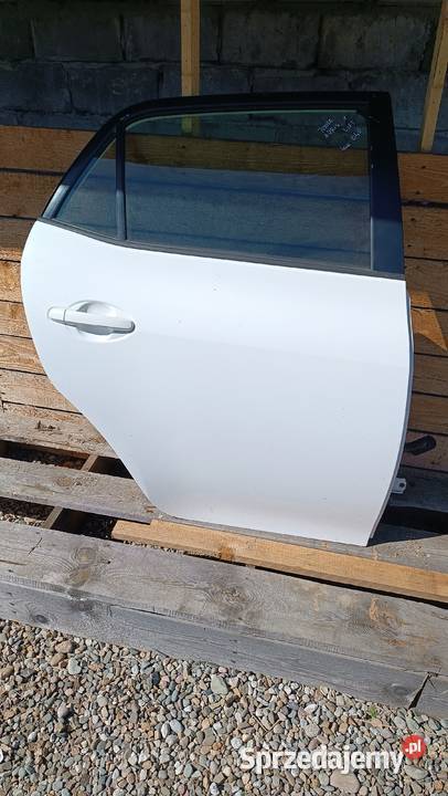 Drzwi prawe tył tylne kompletne Toyota Auris osobowe Radłów