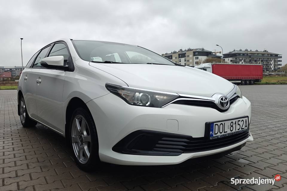 Toyota Auris II lift 2017 16 132 benzynaLPG 132KM Augustów