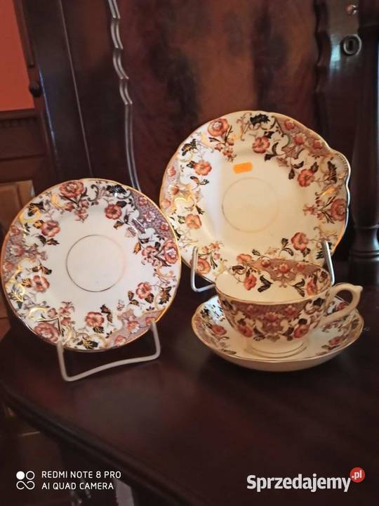 Piękna duże
filiżanka z talerzykiem deserowym