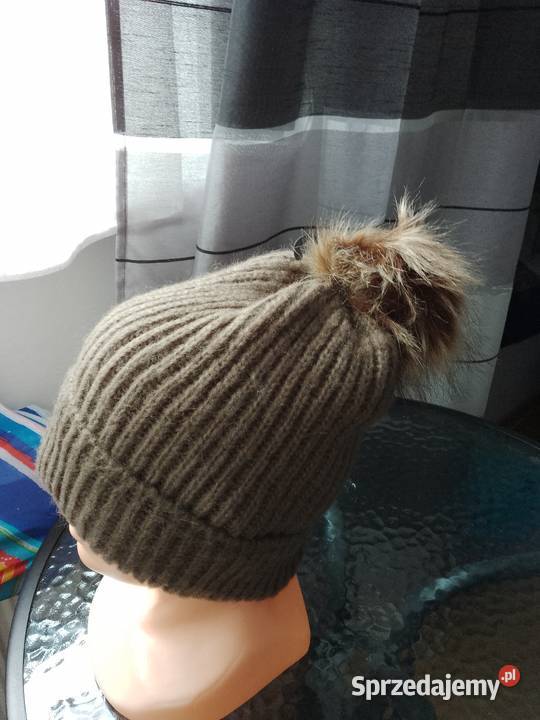 Czapka damska z pomponem brązowa