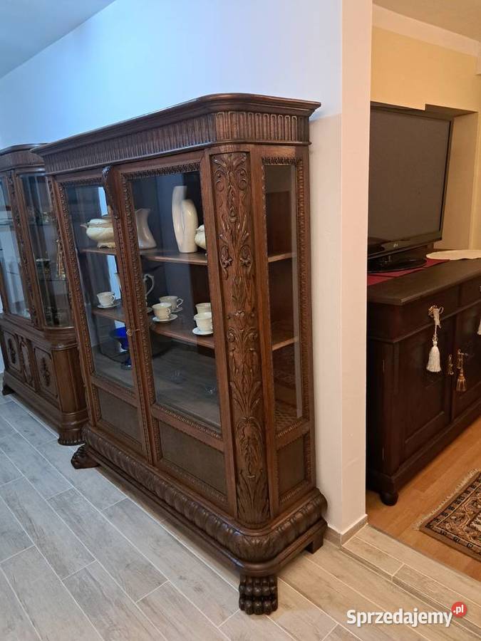 Piękna witryna biblioteka na lwich łapach